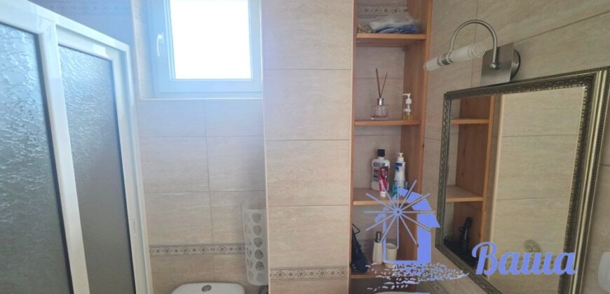 Комфортный двухэтажный дом с бассейном и садом