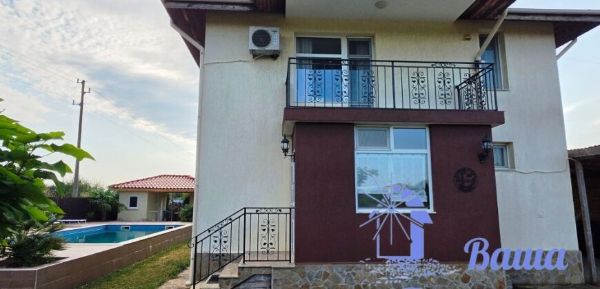 Комфортный двухэтажный дом с бассейном и садом